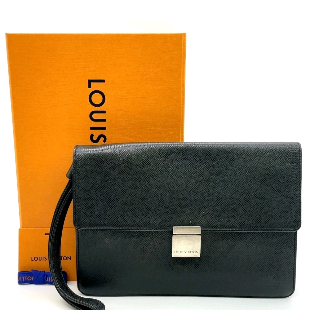 Louis Vuitton Elegant Black Messenger Bag